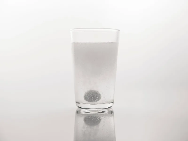 發泡錠溶解於水杯中的過程